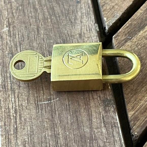 LOUIS Vuitton #213 Gold Brass Lock and Key 🔐 - Picture 2 of 6